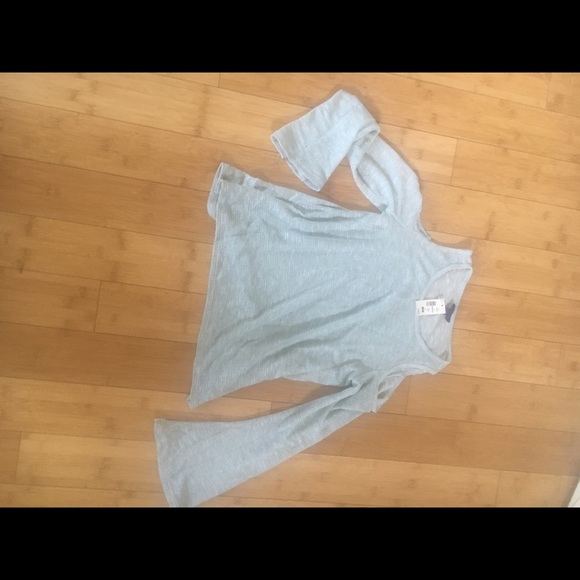 Aeropostale bell sleeved, cold shoulder top - Picture 1 of 1